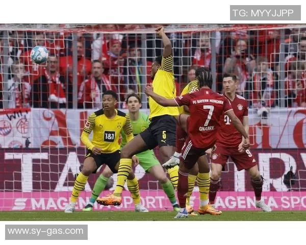 西甲激战：拜仁大胜多特蒙德争议判罚引发全场热议