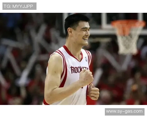 姚明在篮下的盖帽瞬间展现了巨人风范与篮球艺术的完美结合