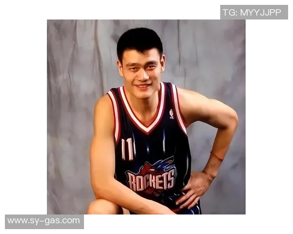 姚明笑容背后的故事与篮球生涯的辉煌成就对比分析