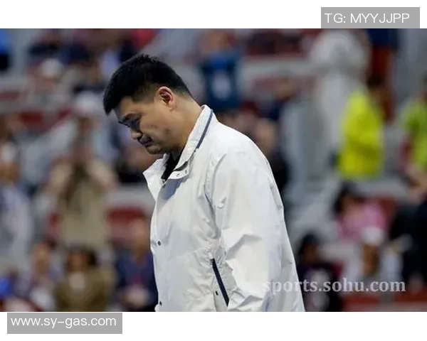 姚明挑战气球游戏展现幽默一面引发全场欢笑与热烈反响