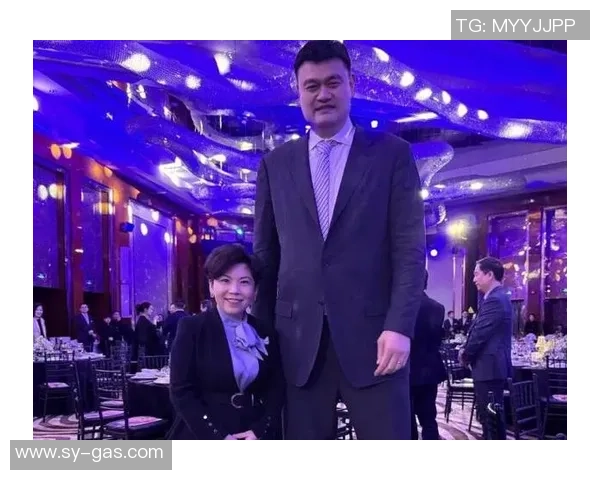 姚明轻松跨越门框的瞬间展现了巨人风范与运动员的优雅气质