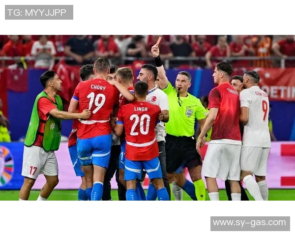 那不勒斯友谊赛大胜波尔图五球争议判罚引发全场热议 那不勒斯友谊赛大胜波尔图五球争议判罚引发全场热议